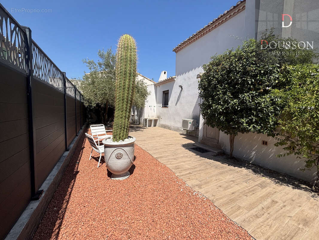 Villa de prestige de 220 m2 avec piscine, vaste garage et prestations haut de gamme à Aigues-Mortes - photo 13