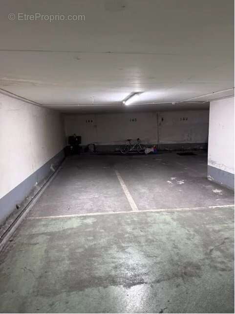 Parking à PARIS-4E