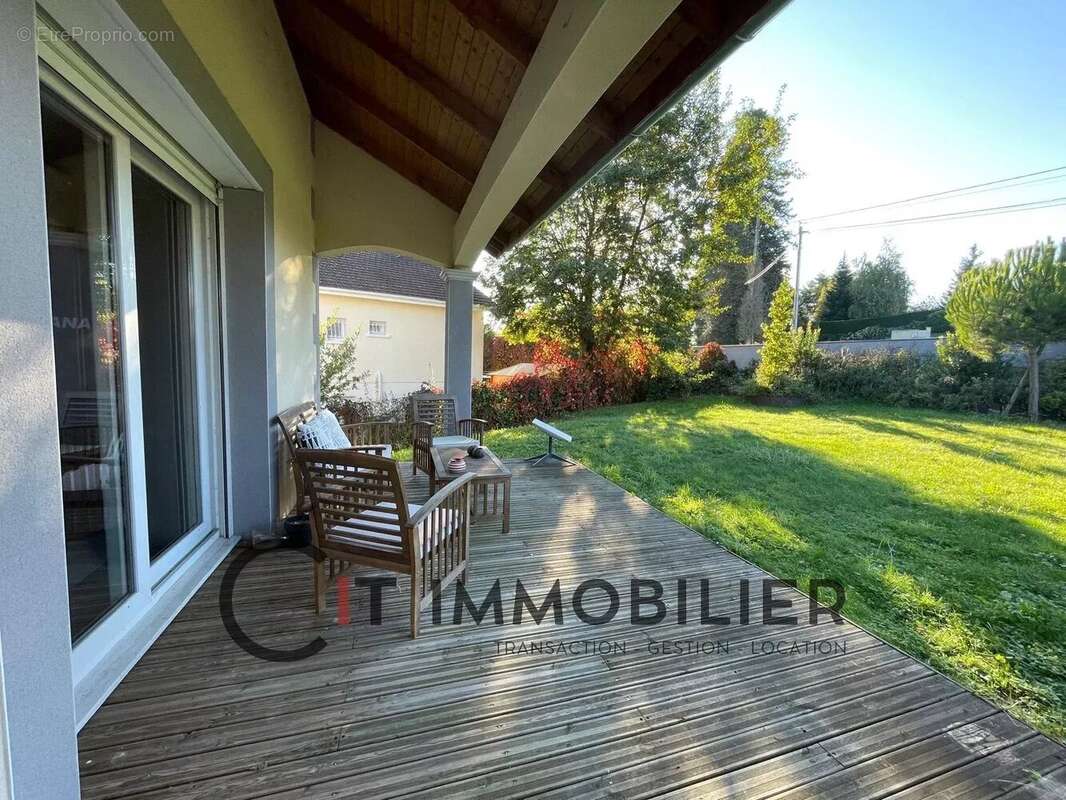 Maison à LA CHAPELLE-DE-LA-TOUR