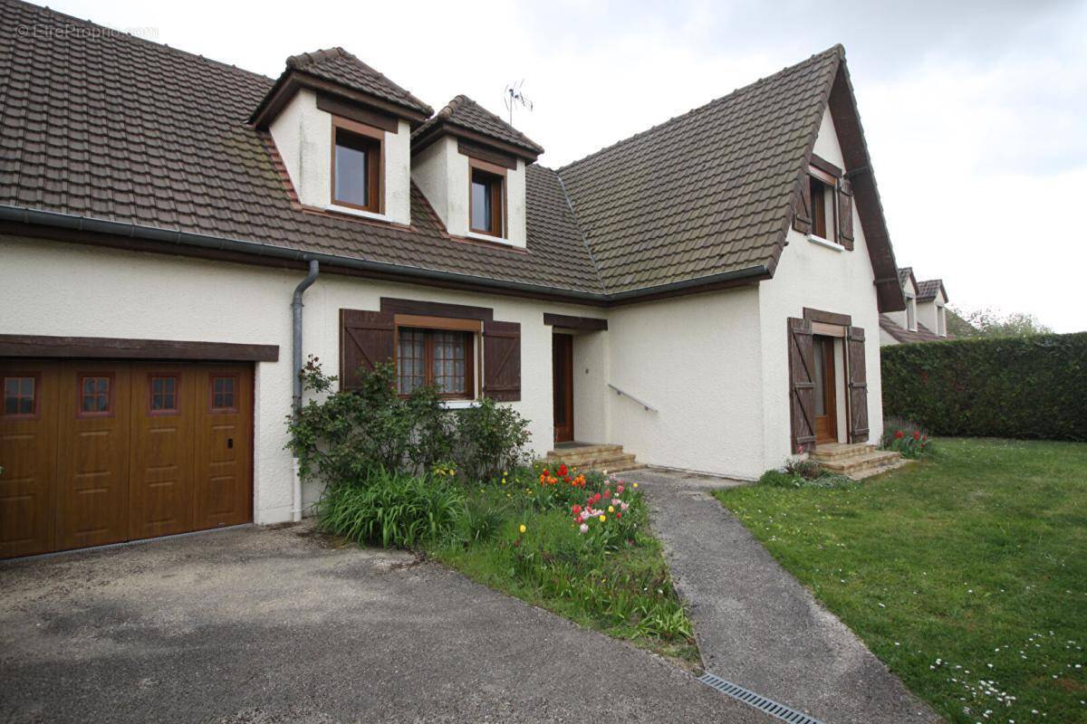 Maison à GUIGNICOURT
