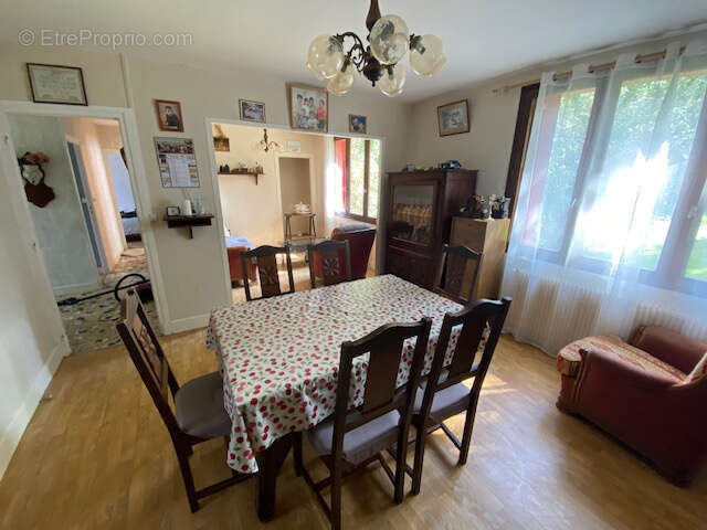 Maison à MARINGUES