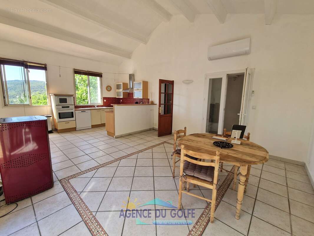 Maison à CEYRESTE