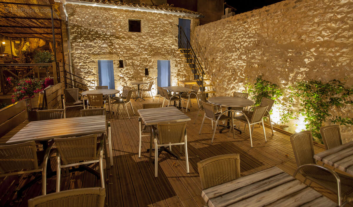 Commerce à SAINT-SATURNIN-DE-LUCIAN