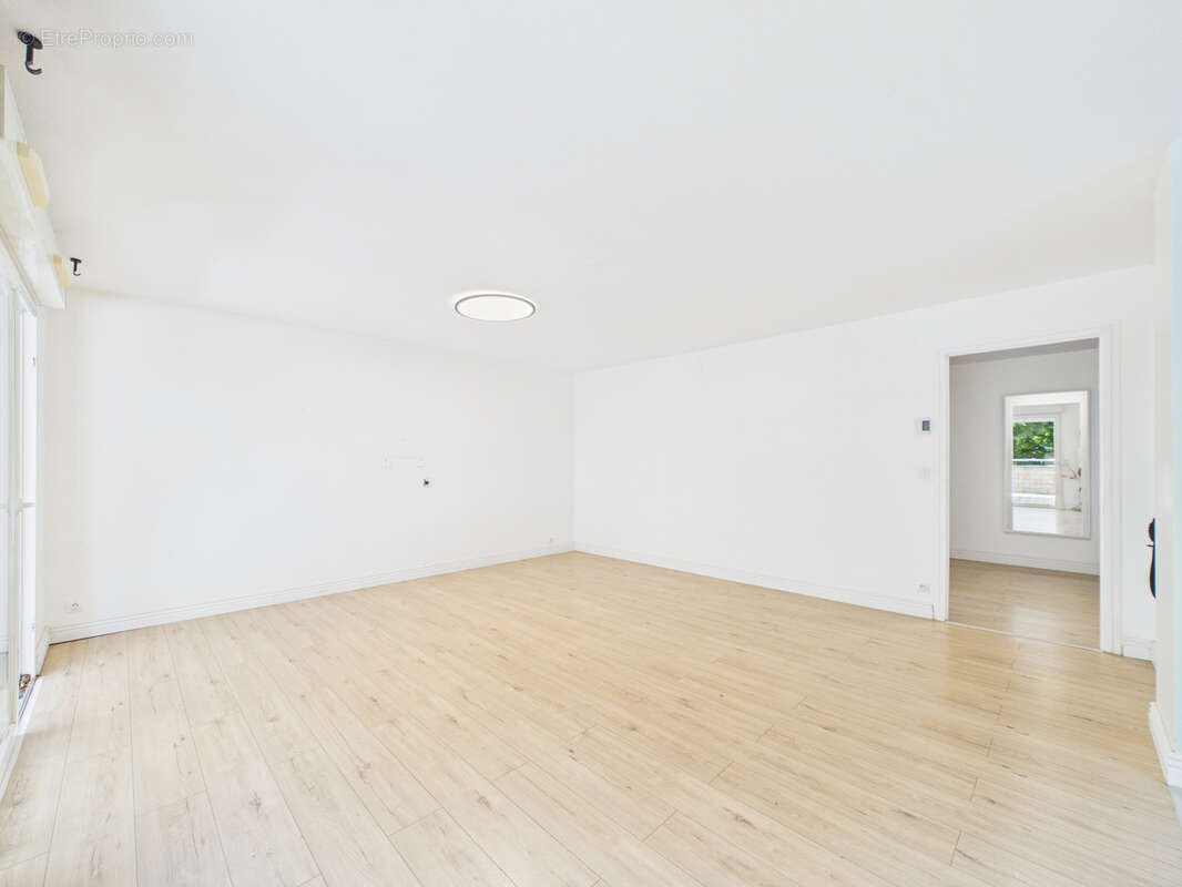 Chambéry   t4 en excellent état avec 70 m2 de terrasse, garage, cave et cadre verdoyant - photo 14