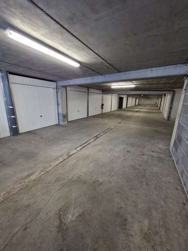 Parking à BESSE-ET-SAINT-ANASTAISE