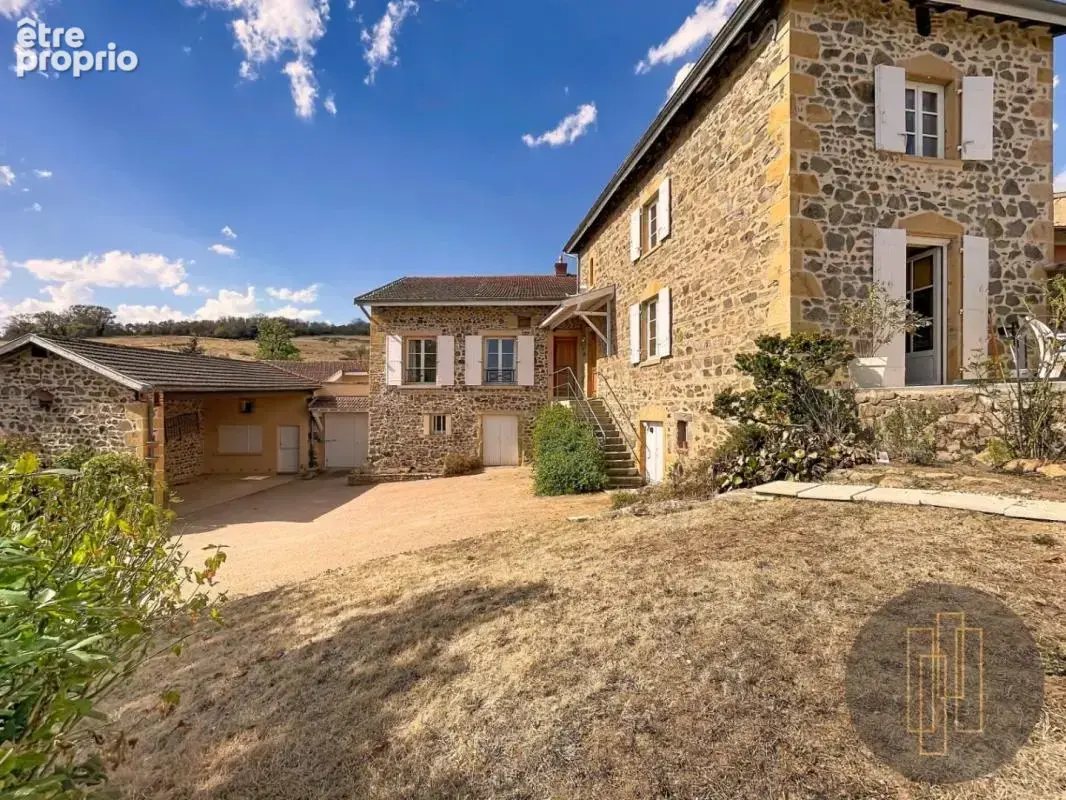 Saint-vérand – maison ancienne avec vue dégagée, calme et fort potentiel - photo 16