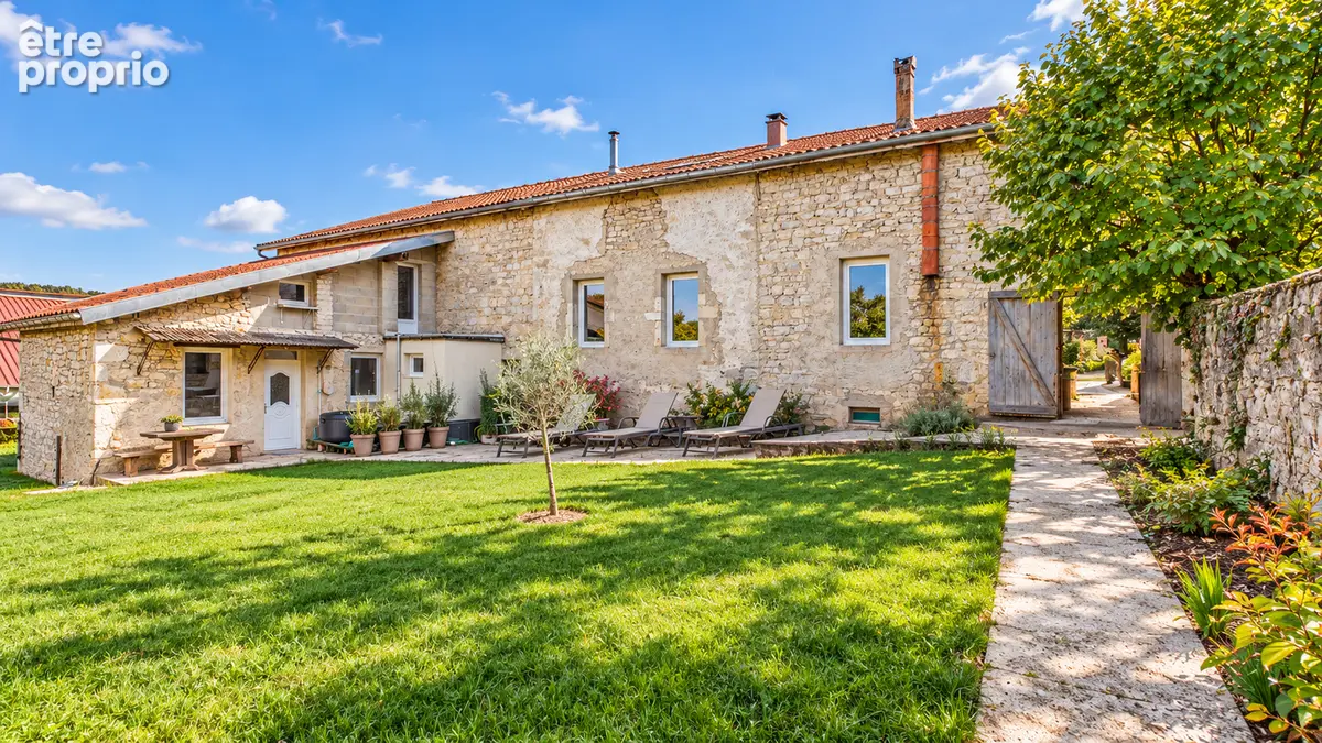 Maison de caractère avec seconde habitation, jardin et granges aménageable - photo 1