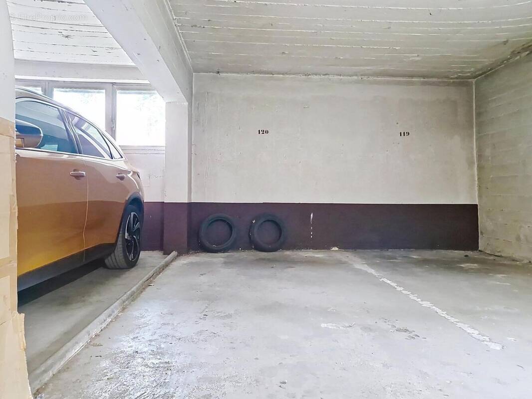 Photo 1 - Parking à SAINTE-FOY-LES-LYON