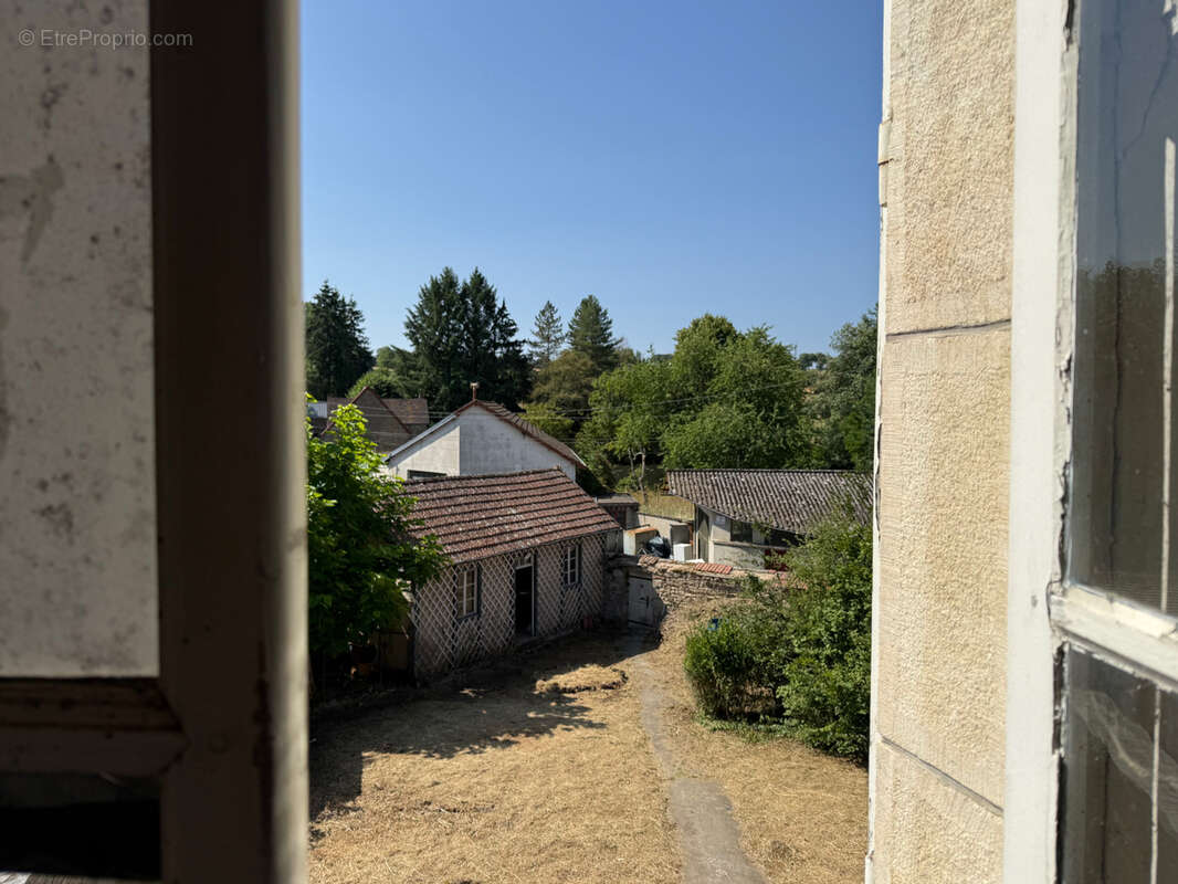 Auv 1227 : Maison de bourg à rénover, jardin, garages et grange - photo 13