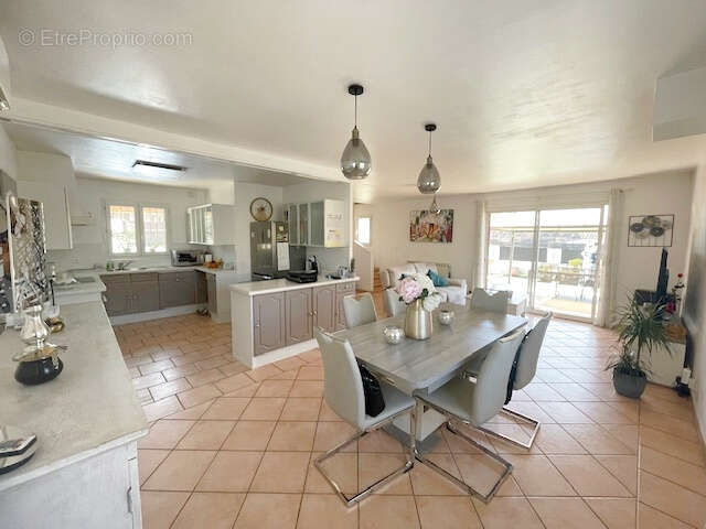 Rare à Saint Cyr sur Mer  à 5 mn des plages ,  Maison avec 3 chambres et piscine  !!! - photo 5