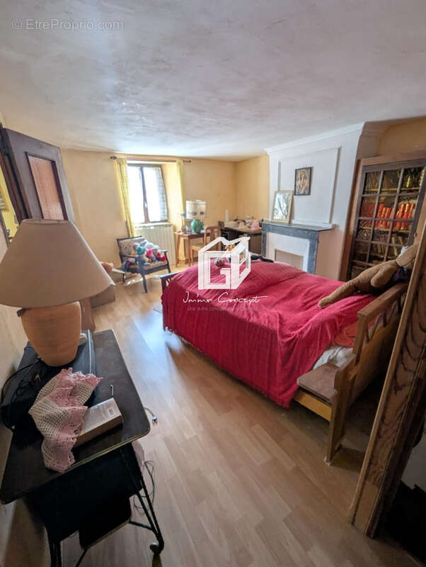 Maison à SALLES-CURAN