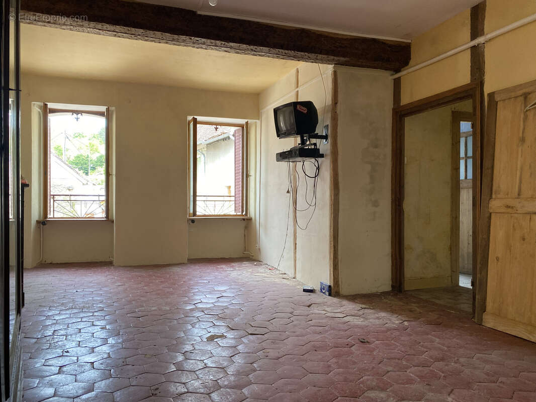 A renover a st julien du sault, avec cour et abri voiture, proche commerces et gare a pied - photo 8