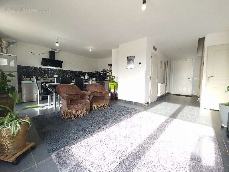 Maison à MOGNEVILLE