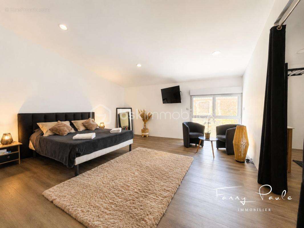 Maison de caractère 260 m² habitables – 2 suites parentales – Bureau pouvant faire office de chambre – 2 espaces nuit – Jardin – - photo 11