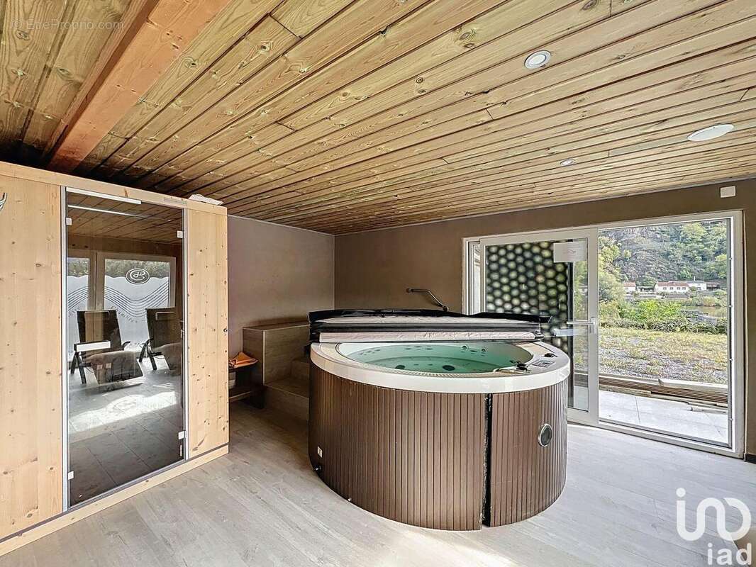 Photo 2 - Commerce à CHOOZ