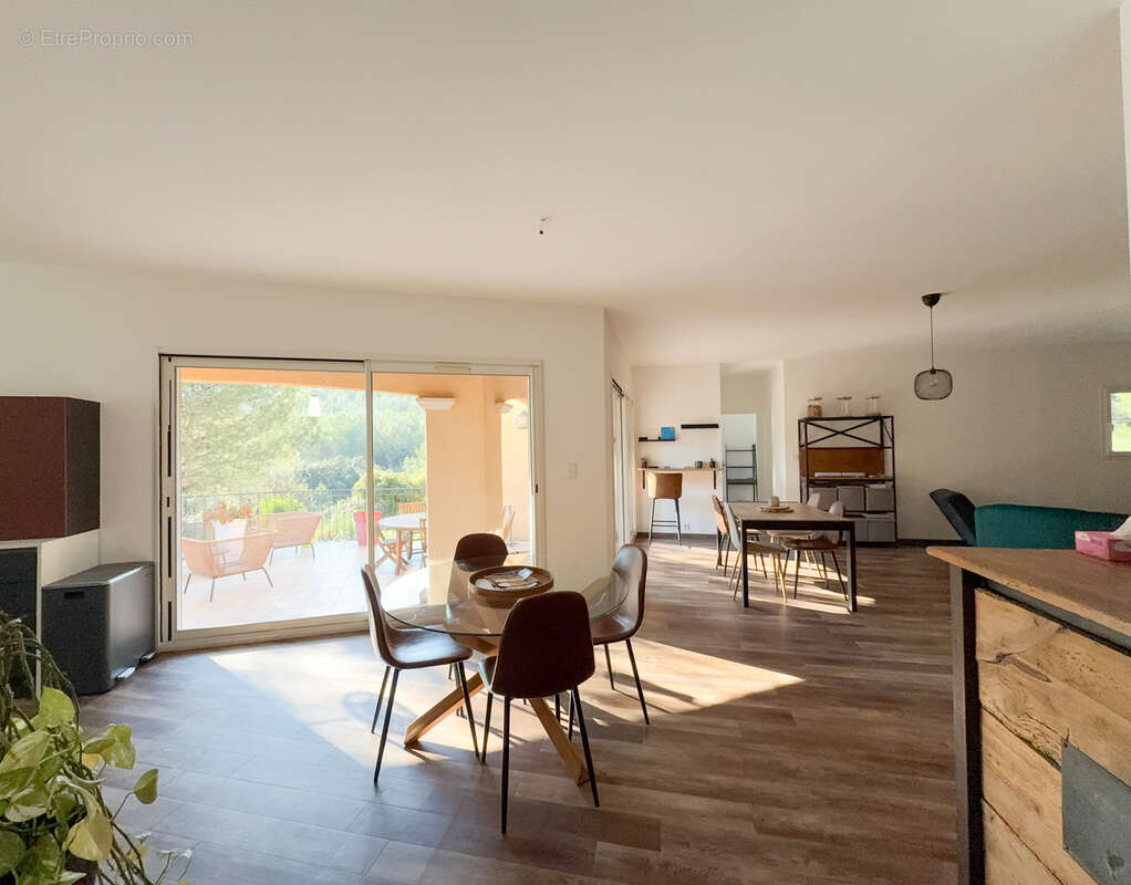 Maison à SAINT-MITRE-LES-REMPARTS