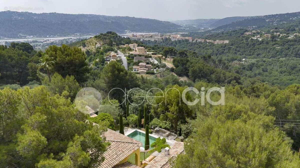 Carros Village Propriété d'exception ! - photo 6