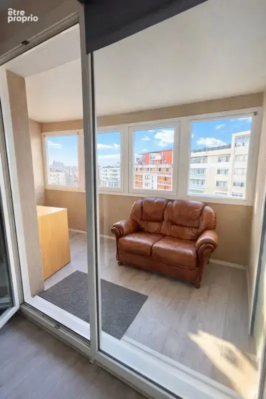 T2 lumineux en étage élevé — Loggia, vue dégagée, tramway au pied - photo 2