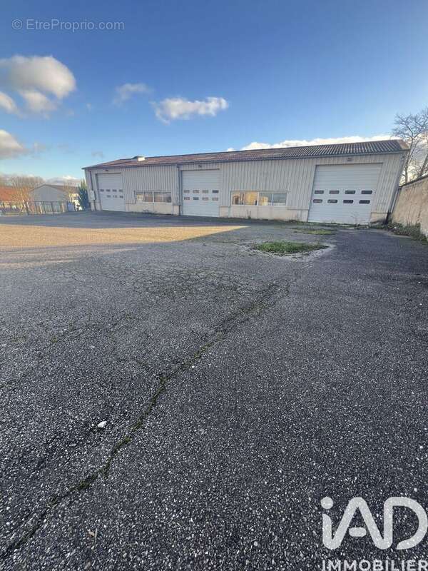 Photo 3 - Parking à NEUFCHATEAU