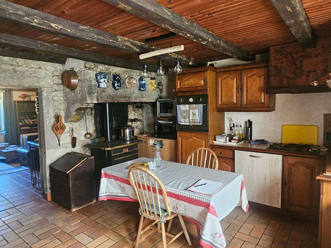 Maison de caractère en pierres, dépendances et terrain de 1,36 ha avec source - photo 4
