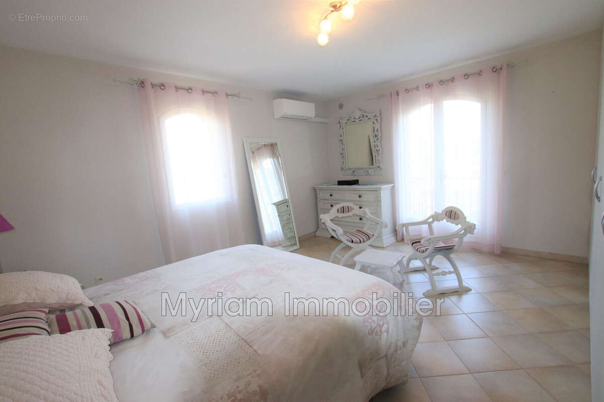 Maison 265 m² à Peymeinade  - photo 8