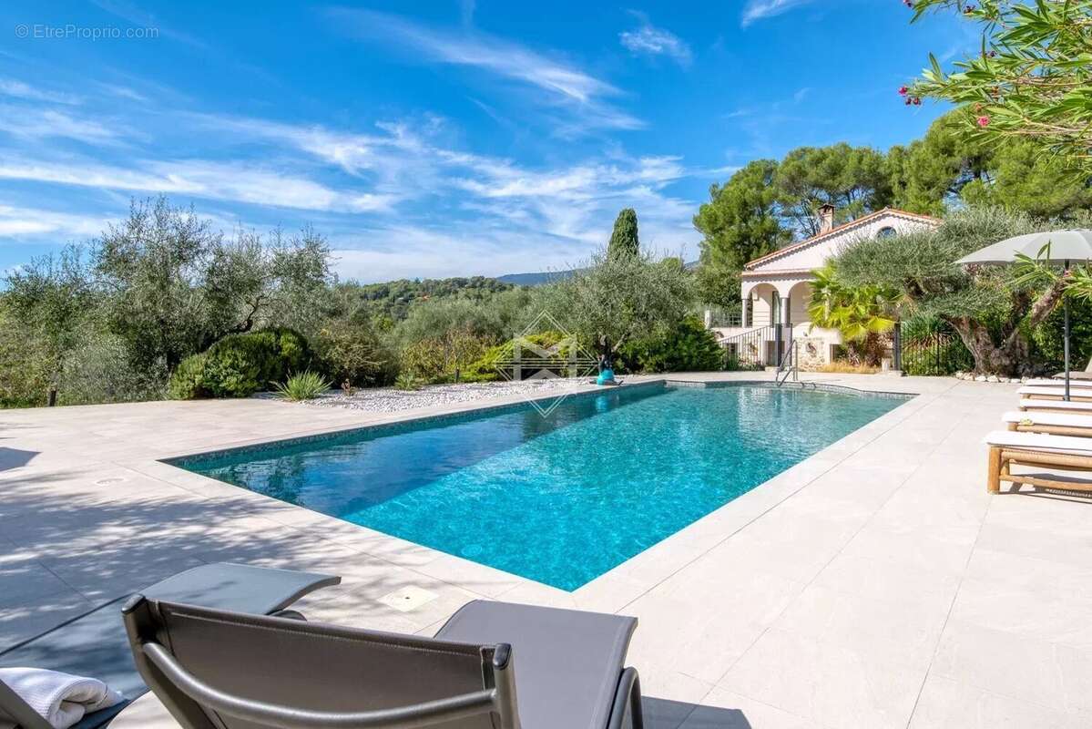 Maison à ROQUEFORT-LES-PINS