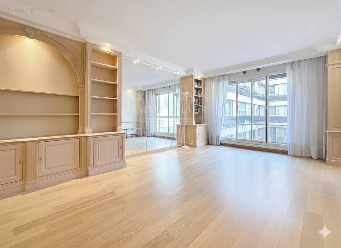 Appartement à PARIS-8E