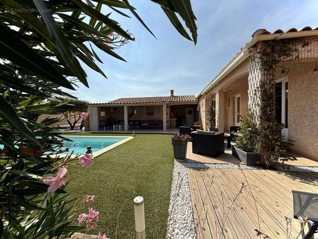 Superbe villa avec piscine sur belle parcelle de terrain arborée - photo 2