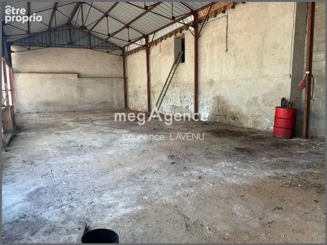 Local commercial avec de nombreuses dépendances et une habitation - photo 8