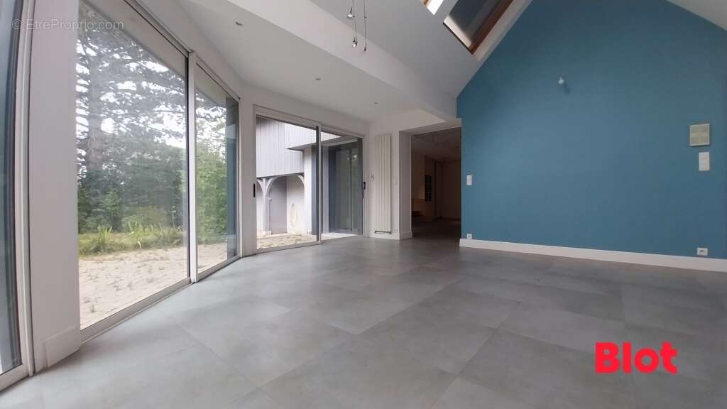 Maison 174 m² à La Chapelle-Des-Fougeretz  - photo 7