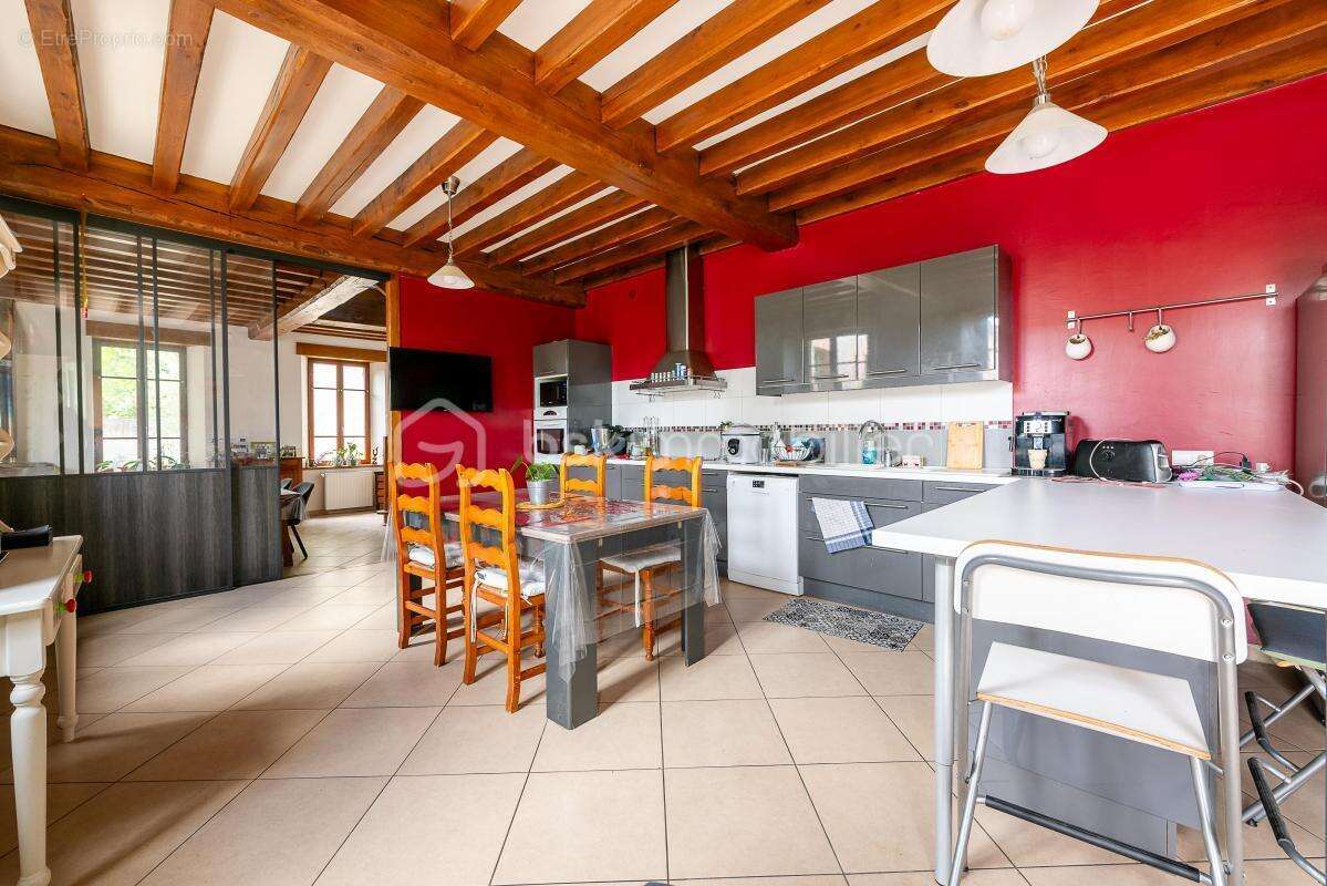 Magnifique longère du 19 ème siècle totalement rénovée avec ses grands volumes et ses dépendances ! - photo 2