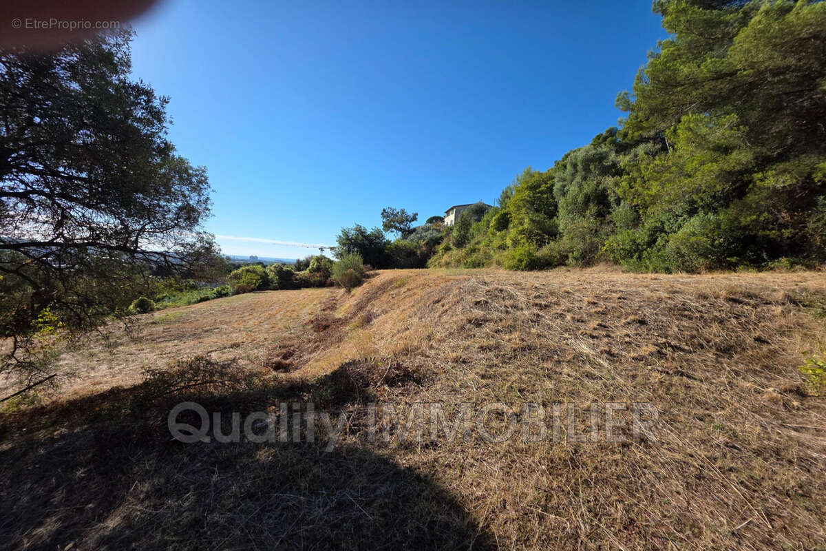 Terrain à SAINT-LAURENT-DU-VAR
