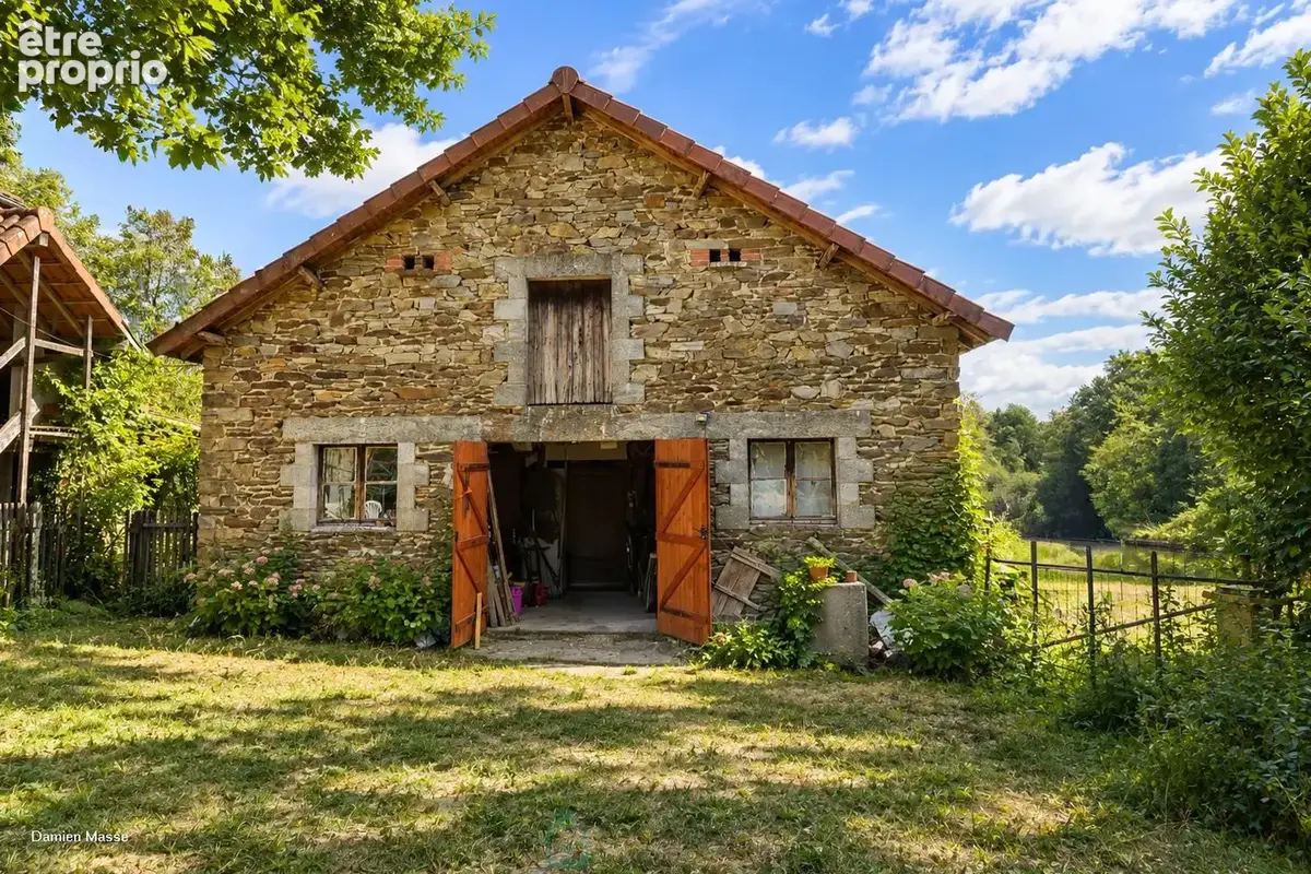 Ancien corps de ferme niché au coeur de 10 hectares de nature verdoyante et préservée, dans le Périgord vert. - photo 6