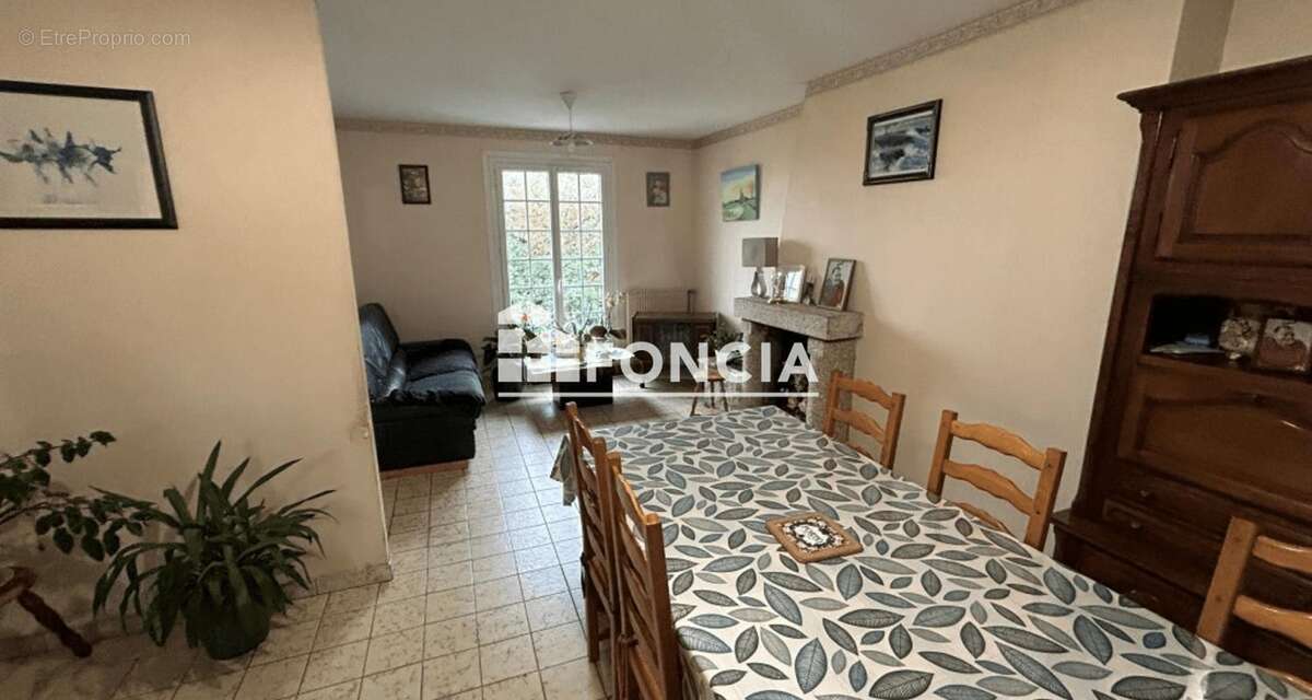 Maison à SAINT-BROLADRE