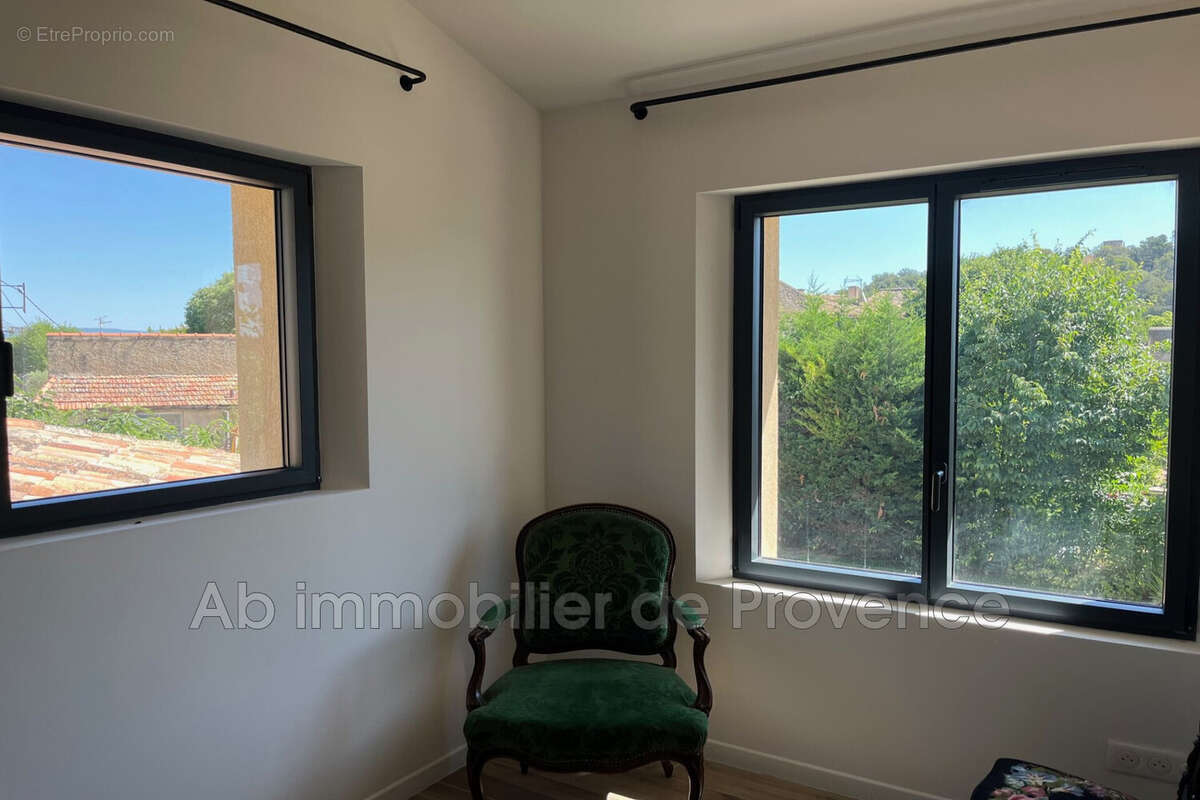 Maison 110 m² à Rognes  - photo 9