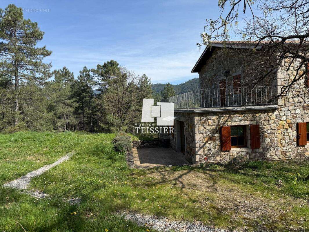 Maison à SAINT-PIERRE-SAINT-JEAN