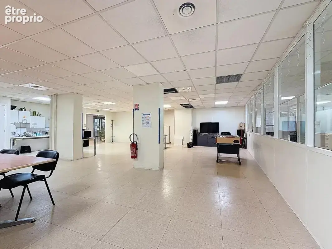 NICE NORD – Murs commerciaux libres 588 m² en RDC + garage 7 véhicules – Accès PMR - photo 3