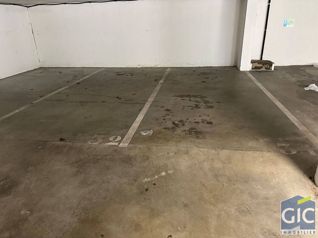 Parking à HEROUVILLE-SAINT-CLAIR