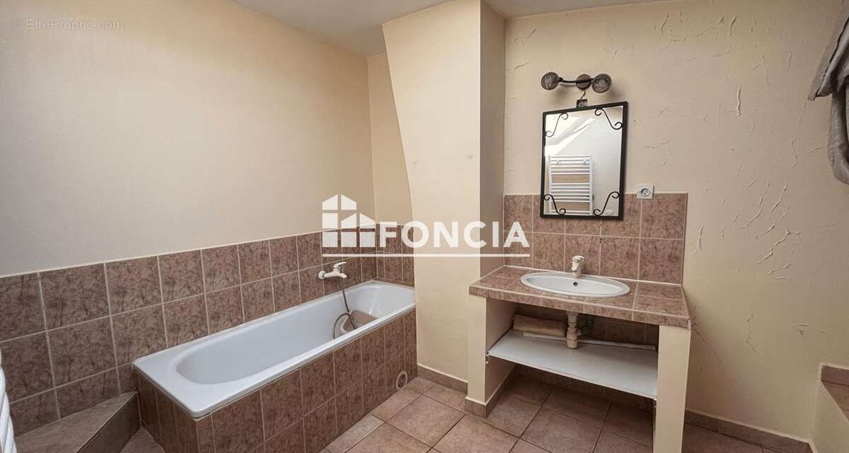 Maison à LAUDUN-L'ARDOISE