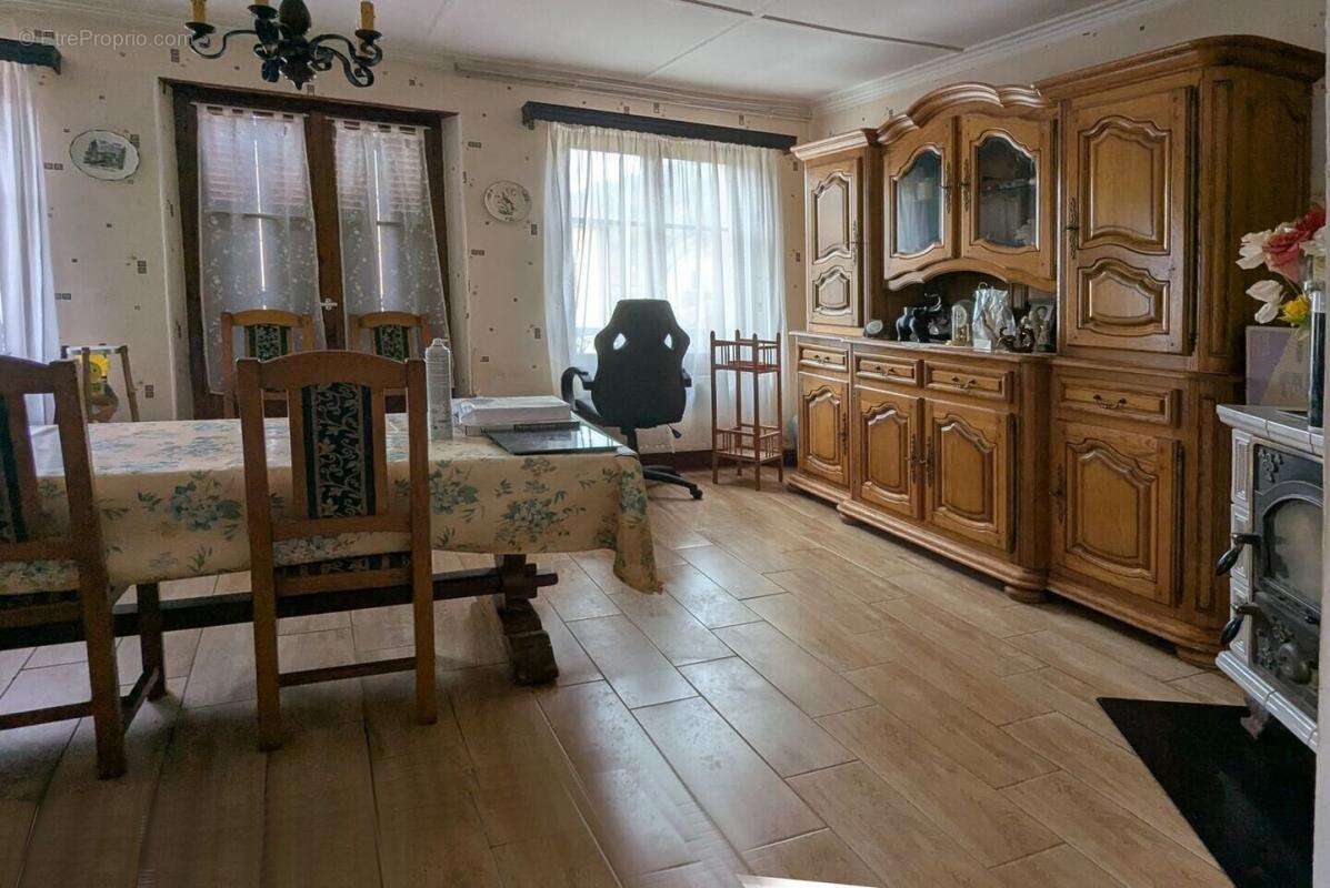 Pour investisseur : immeuble 2 appartements en location + 6 garages - photo 3