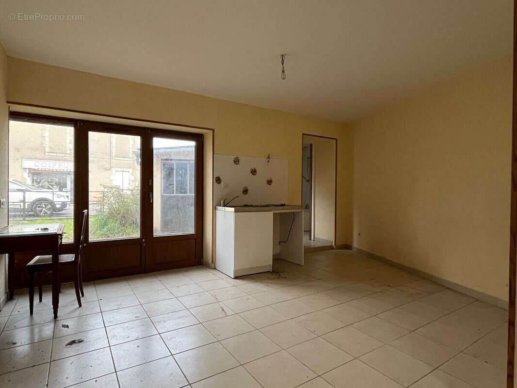 Maison à CHEZAL-BENOIT