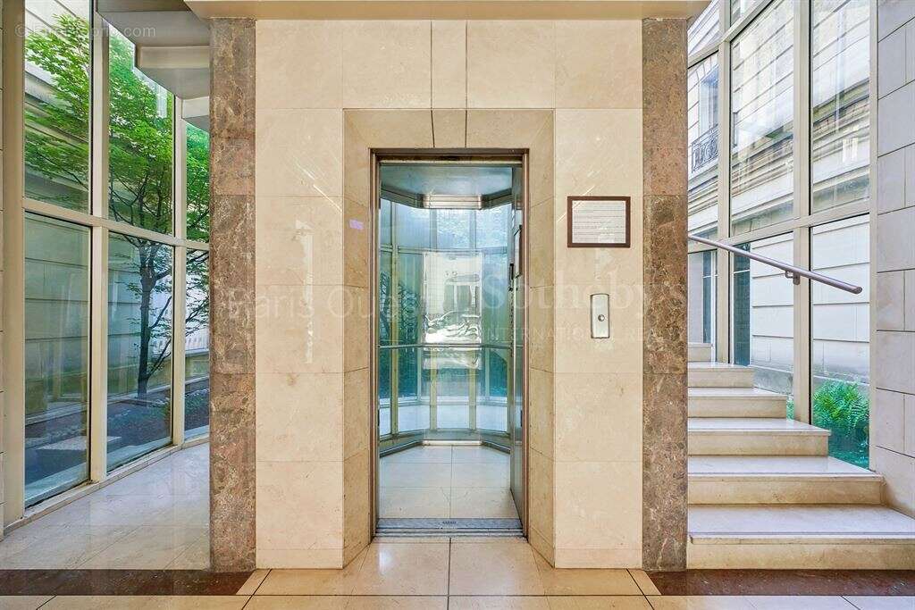 Appartement à PARIS-8E