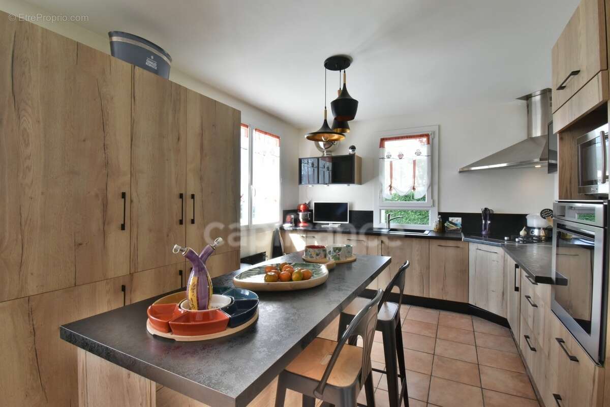 PEYRUIS (04) Villa de 247 m2 avec piscine édifiée sur une parcelle de 2400 m2 - photo 8