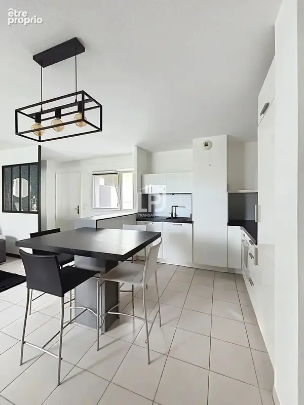 Dernier étage, appartement T4 traversant de 76 m², double exposition, deux balcons, double garage boxé et deux places de station - photo 6