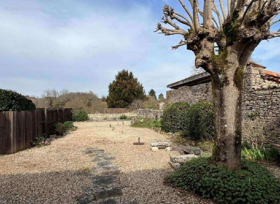 Maison à NANTEUIL-EN-VALLEE