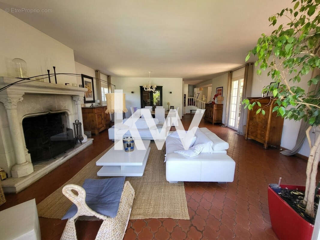 Maison 280 m² à Saint-Priest-En-Jarez  - photo 6