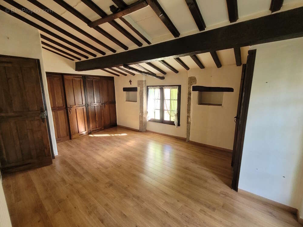 Grande maison en pierres avec belle cour arborée. - photo 13