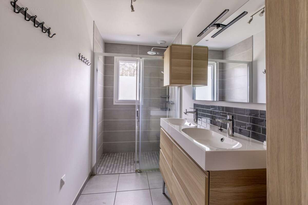 Maison à CHARBONNIERES-LES-VARENNES