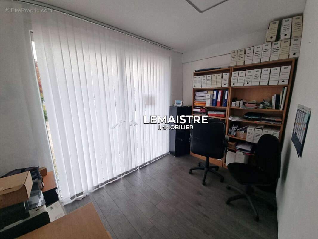 Ensemble immobilier commercial - ST-ROMAIN DE COLBOSC - 750 m² + appartement F4 - photo 5