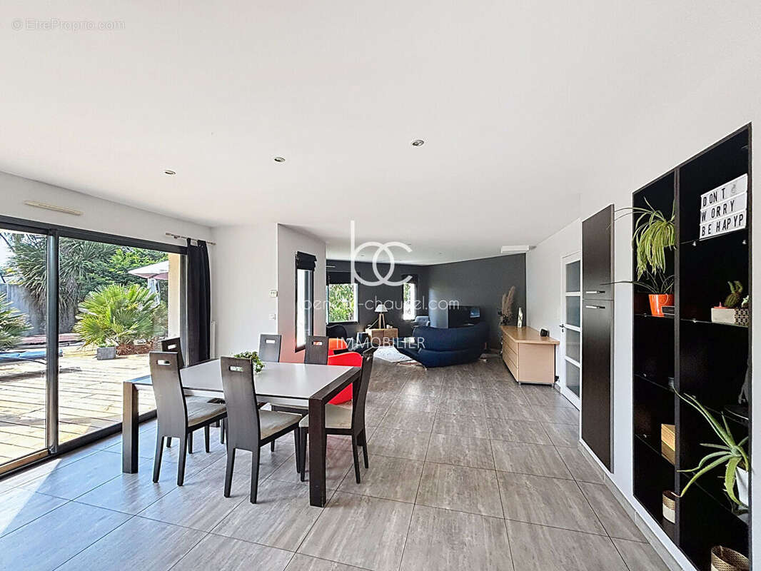 Maison Theix Noyalo 6 pièce(s) 173.63m2 - photo 2
